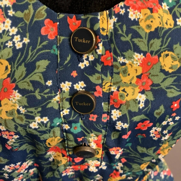 Tucker small floral 90’s babydoll dress with pockets and front button detail - Picture 2 of 4